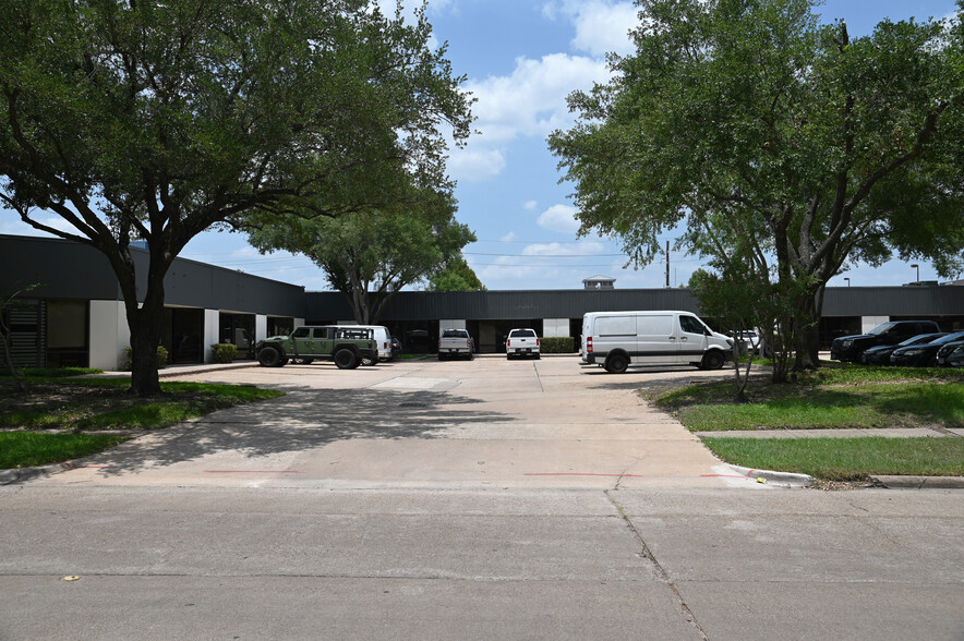 Primary Photo Of 10400 Westoffice Dr, Houston Warehouse For Lease