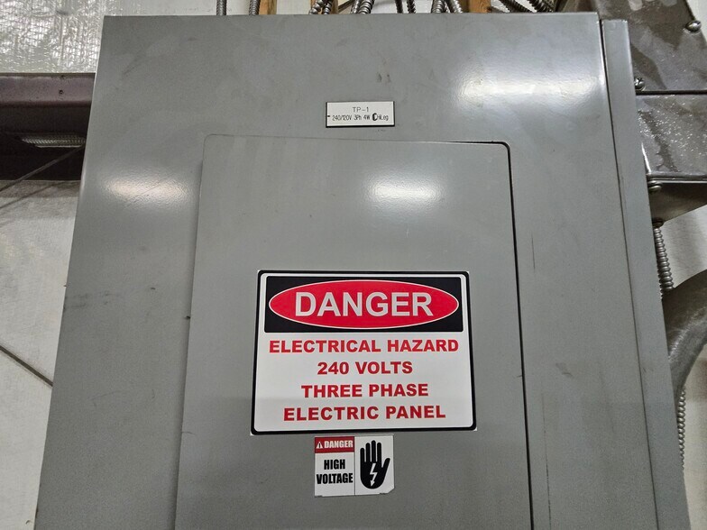 More Photos Of 14 Park Dr, Franklin Warehouse For Lease