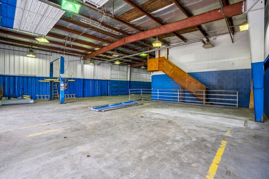 More Photos Of 80 Sorters McClellan rd, Kingwood Warehouse For Sale