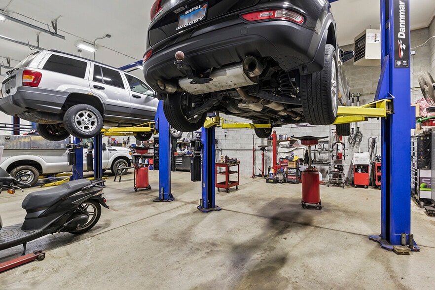 More Photos Of 2940 Weber Dr, Aurora Auto Repair For Sale