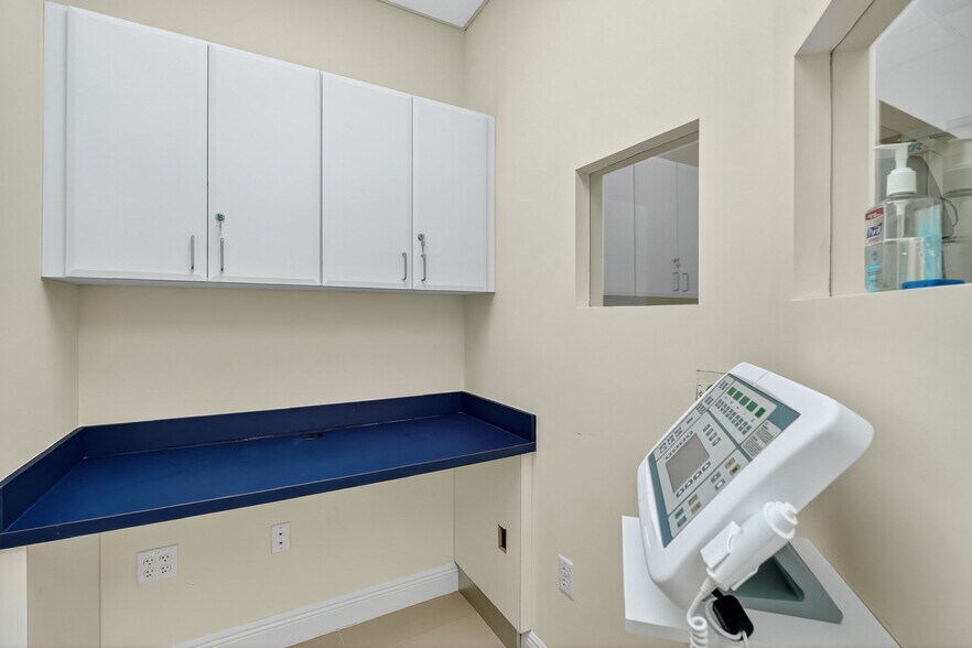 More Photos Of 260-268 Mohawk Rd, Clermont Medical For Lease