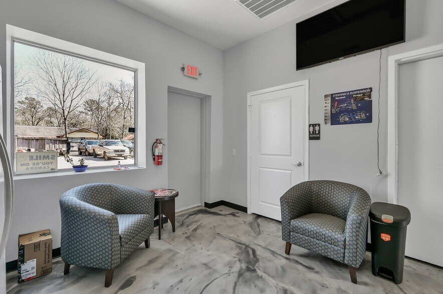 More Photos Of 1308 N Frazier St, Conroe Service For Sale