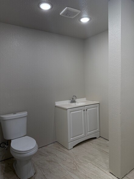 More Photos Of 121 N Gateway Dr, Madera Freestanding For Sale