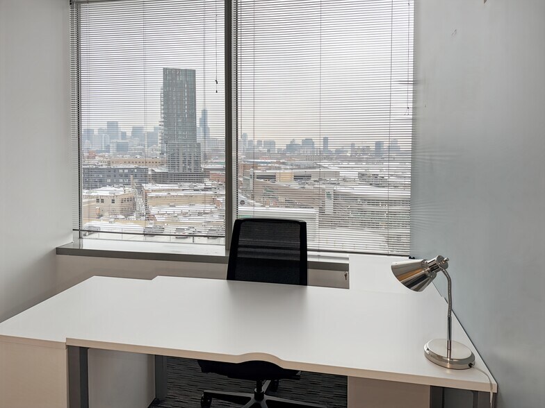 More Photos Of 915-939 W North Ave, Chicago Coworking Space