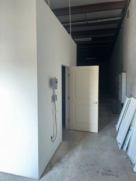 More Photos Of 4814 Alexander Ln, Dallas Showroom For Lease