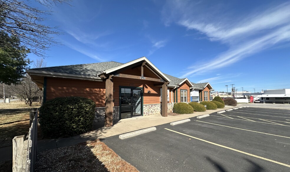 More Photos Of 4140 S Fairview Ave, Springfield Office For Lease