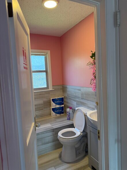 More Photos Of 1517 Lyon Court, Charlotte Freestanding For Lease