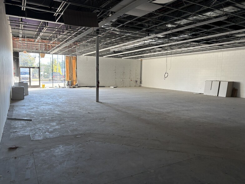 More Photos Of 10 Andrews Rd, Somersworth Freestanding For Lease