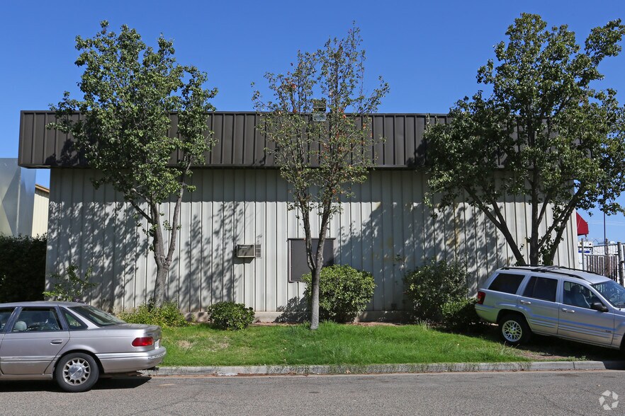 More Photos Of 5592 W San Madele Ave, Fresno Warehouse For Lease