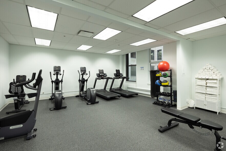More Photos Of 300 W Adams St, Chicago Office For Sale