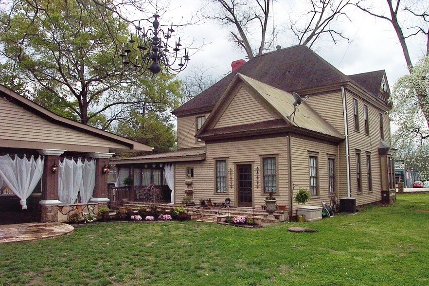 More Photos Of 27 Sycamore St, Jefferson Specialty For Lease