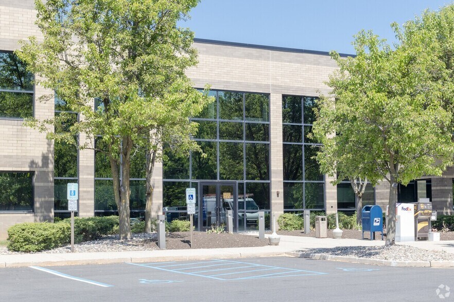 More Photos Of 3705 Quakerbridge Rd, Hamilton Office For Lease