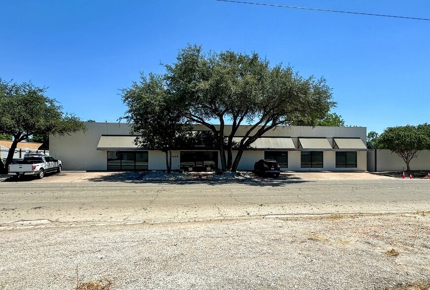 Primary Photo Of 1025 Oak St, Abilene Office For Lease