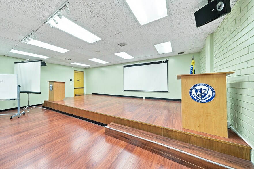More Photos Of 2333 Beverly Blvd, Los Angeles Office For Lease