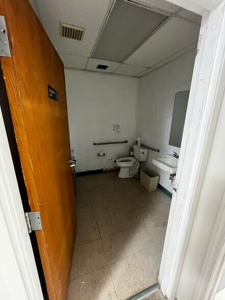 More Photos Of 417 NE Evangeline, Lafayette Medical For Sale