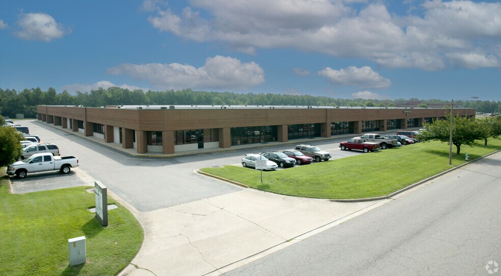 More Photos Of 820 Greenbrier Cir, Chesapeake Showroom For Lease