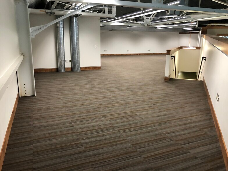 More Photos Of 400 Ice Harbor Dr, Dubuque Office For Sale