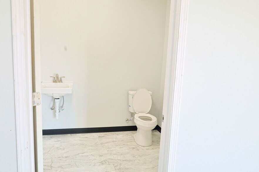 More Photos Of 100 Lacefield, Midway Unknown For Lease