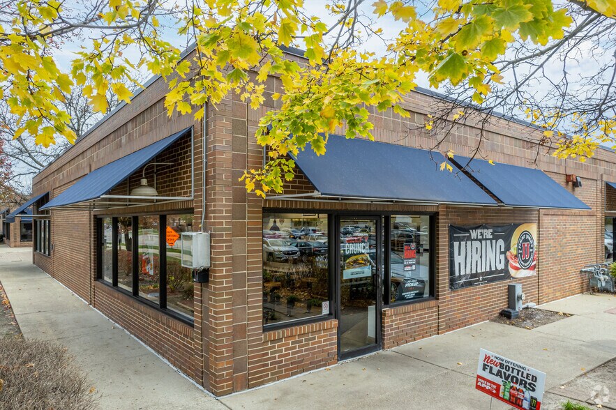 More Photos Of 777 N York Rd, Hinsdale Unknown For Lease