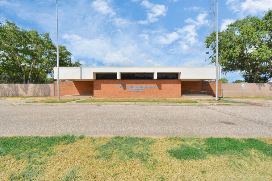 More Photos Of 1500 W Highway 6, Alvin Truck Terminal For Lease
