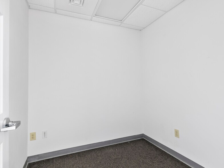 More Photos Of 1070 Tunnel Rd, Asheville Office For Sale