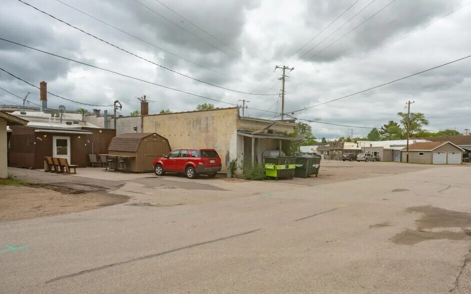 More Photos Of 125 W Bannerman Ave, Redgranite Bar For Sale