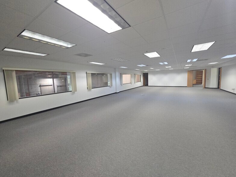 More Photos Of 997 Flower Glen St, Simi Valley Manufacturing For Lease