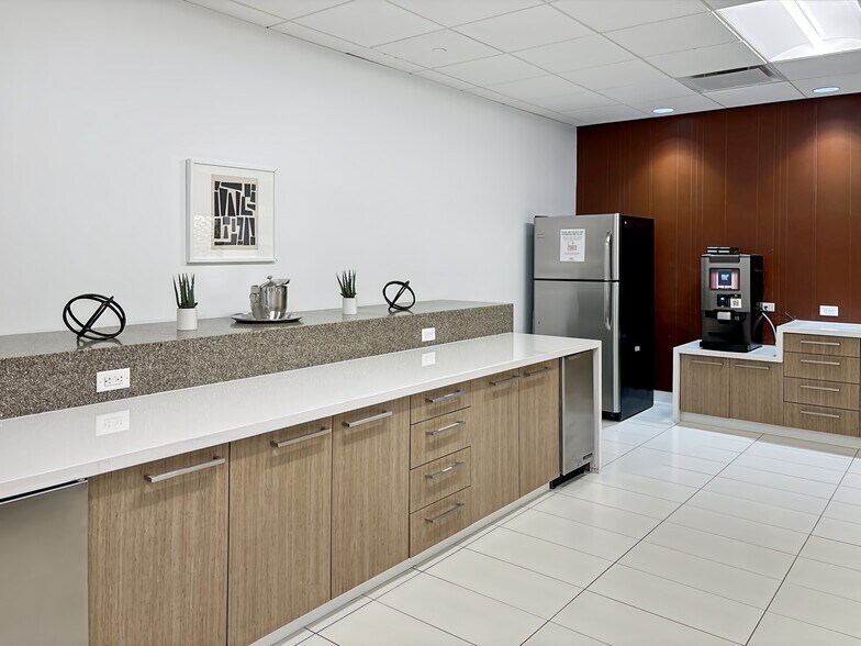 More Photos Of 11740 Katy Fwy, Houston Coworking Space