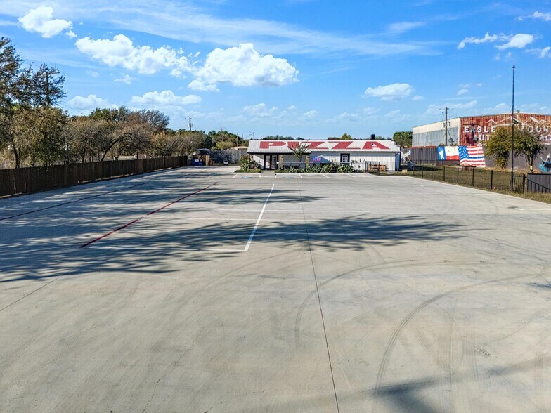 More Photos Of 9805 Jacksboro Hwy, Fort Worth Freestanding For Sale