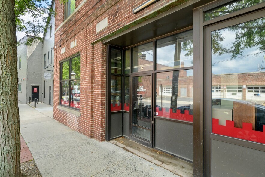 More Photos Of 2 Gleason Plz, Northampton General Retail For Lease