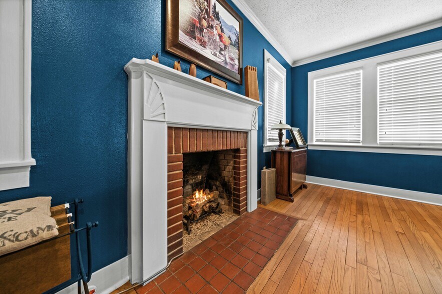 More Photos Of 209 S Main St, Lindale Loft Creative Space For Sale