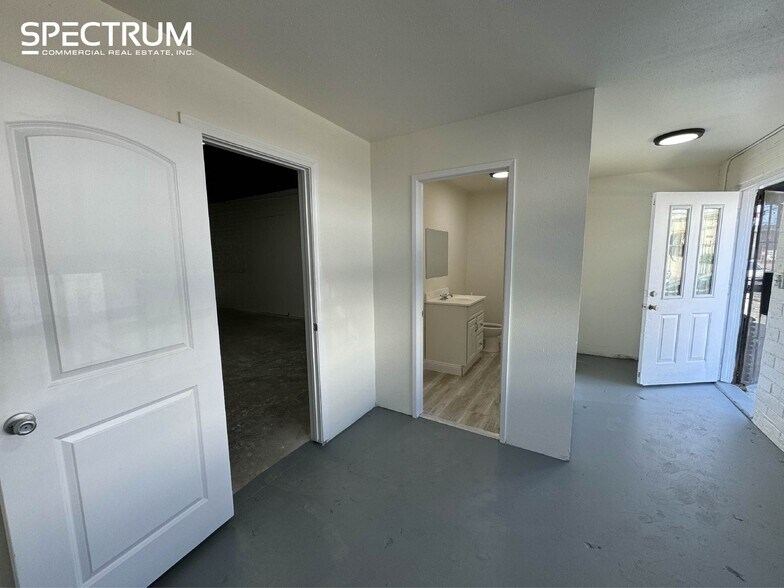 More Photos Of 14516-14524 Arminta St, Panorama City Warehouse For Lease