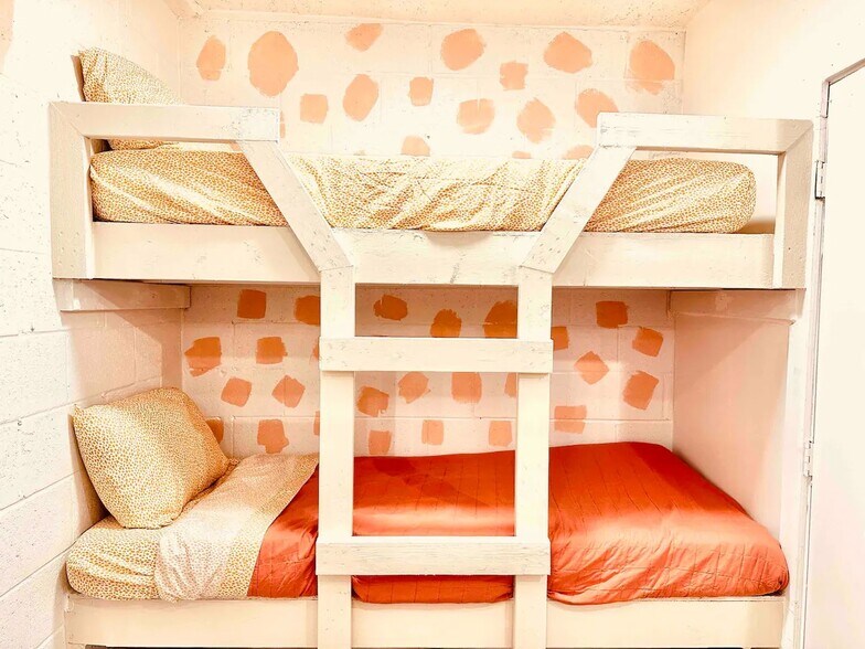 More Photos Of 380 SW Amal Dr, Atlanta Freestanding For Sale