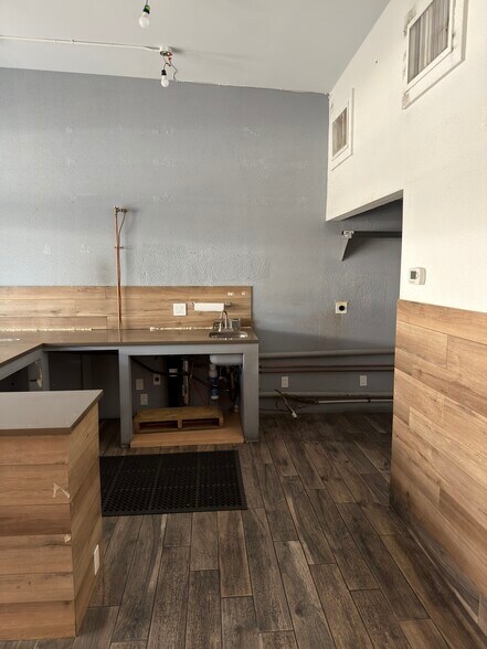 More Photos Of 86 Greenpoint Ave, Brooklyn Convenience Store For Lease