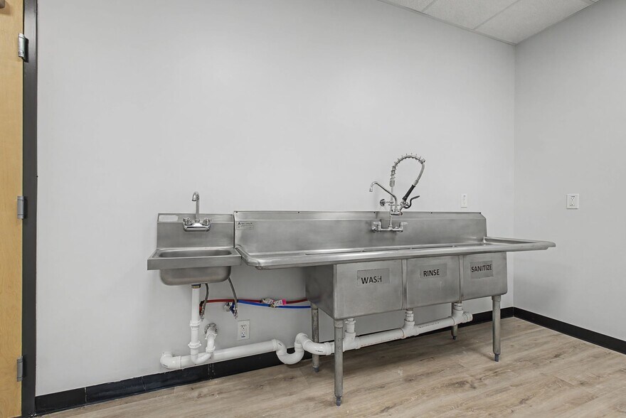 More Photos Of 207 Iris Dr, Hendersonville Daycare Center For Sale