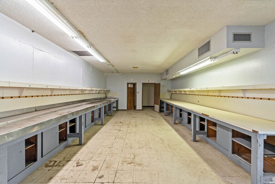 More Photos Of 3806 E Rio Grande St, Victoria Warehouse For Sale