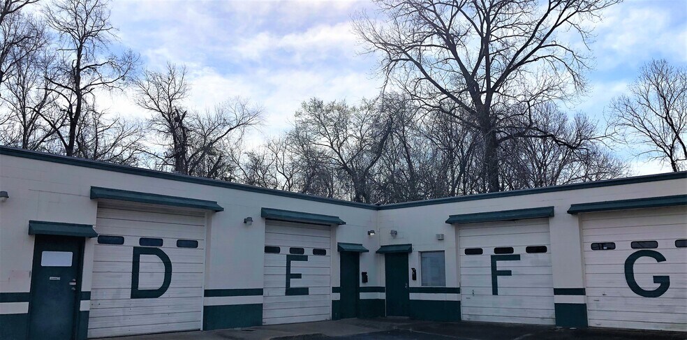 More Photos Of 2613 E 5th St, Tyler Service For Lease