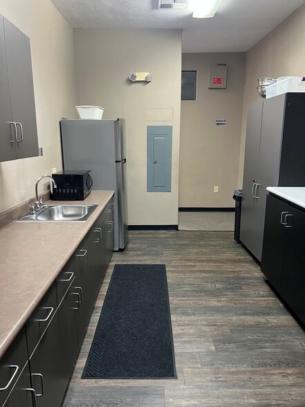 More Photos Of 121 N Encina St, Visalia Storefront Retail Office For Lease