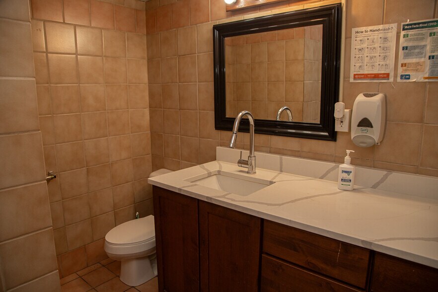 More Photos Of 101 Ashworth Rd, West Des Moines Showroom For Sale