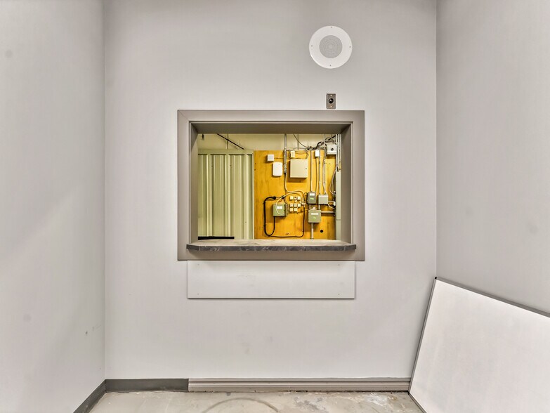 More Photos Of 1276 Trans Canada Way SE, Medicine Hat Showroom For Sale