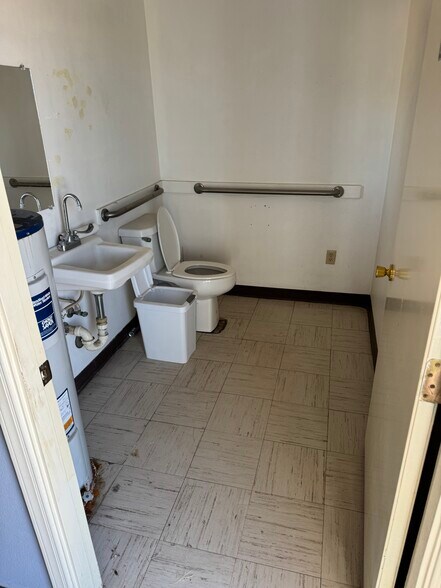 More Photos Of 200 O T Smith Rd, Tornillo Warehouse For Sale