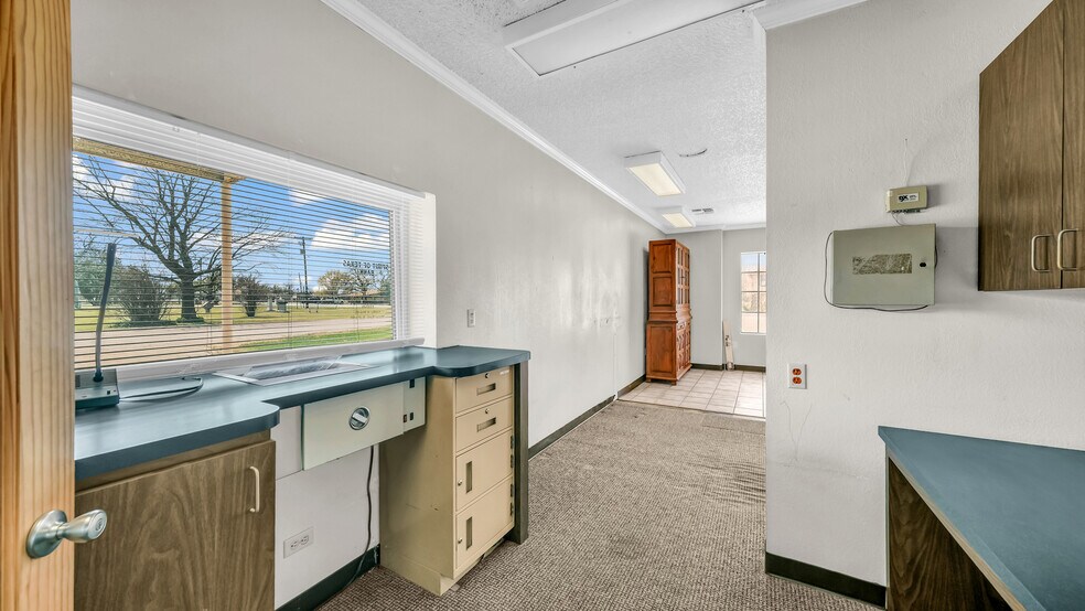 More Photos Of 107 Fannin St, Millsap Bank For Lease