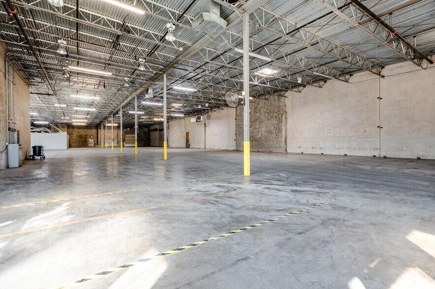More Photos Of 13435 Jupiter Rd, Dallas Distribution For Lease
