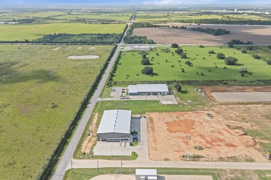 More Photos Of 30011 Binford Park Rd, Waller Warehouse For Lease
