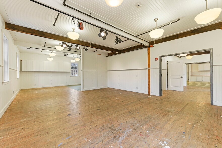More Photos Of 11 Indian Wells Hwy, Amagansett General Retail For Lease