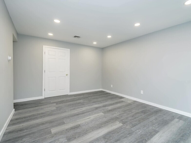 More Photos Of 31 Myrtle St, Manhasset Freestanding For Lease