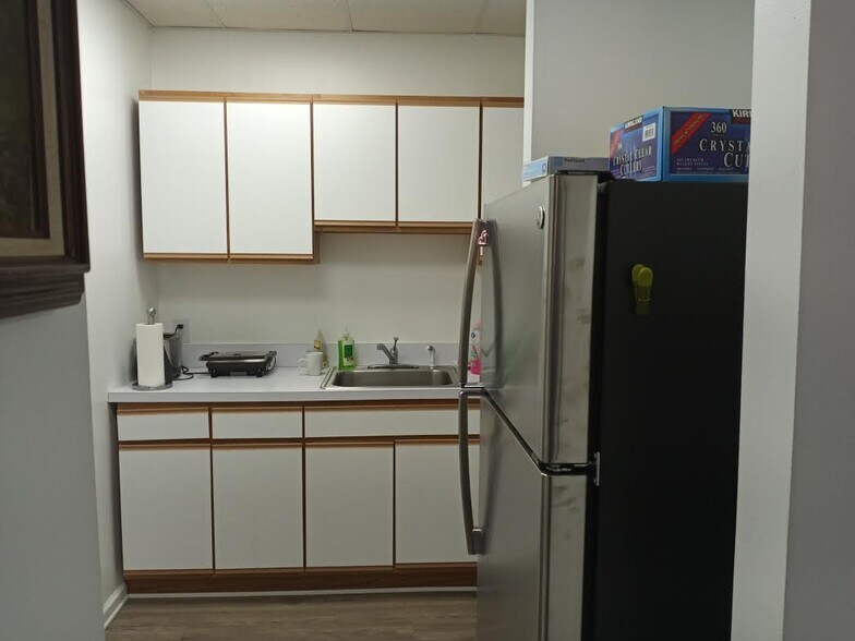 More Photos Of 117 Fort Lee Rd, Leonia Office For Lease