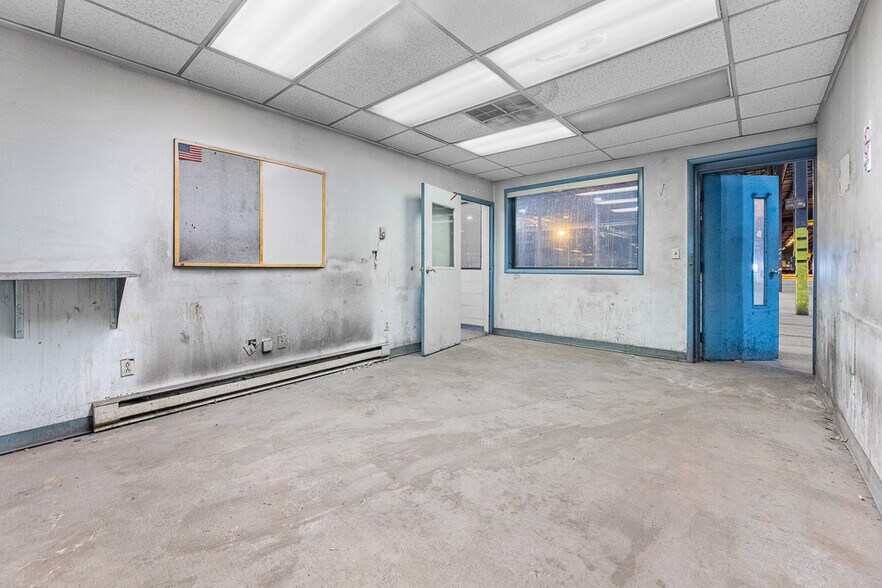 More Photos Of 1001 E Broadway St, Alliance Industrial For Lease