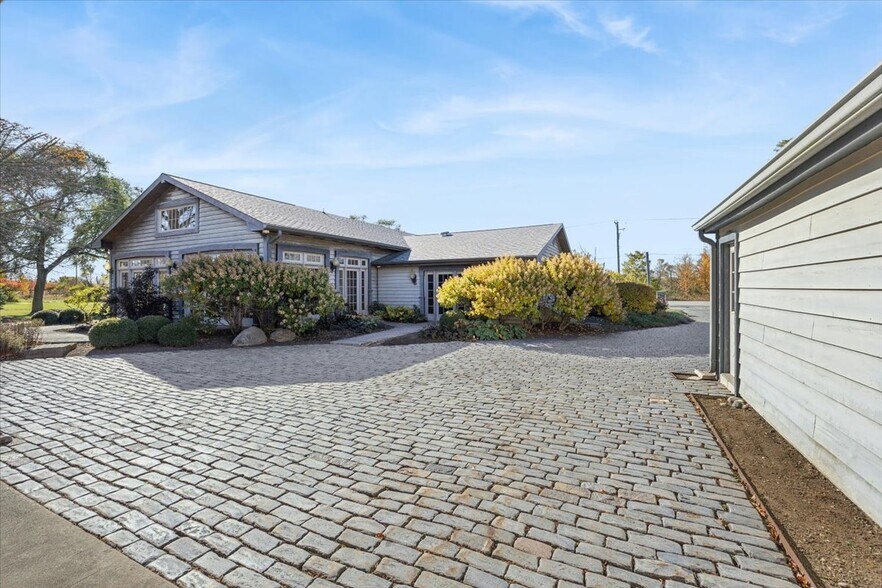 More Photos Of 22962 S Harlem Ave, Frankfort Showroom For Sale