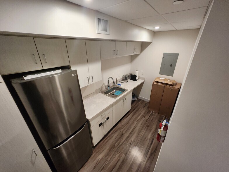 More Photos Of 251 Royal Palm Way, Palm Beach Office For Lease